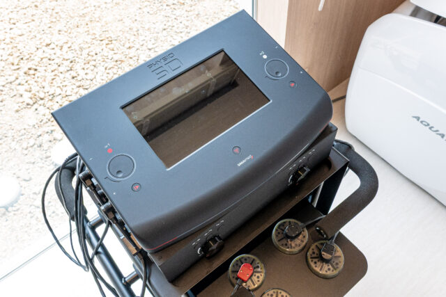 干渉電流型低周波治療器（フィジオ5D）
